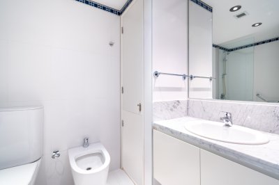 Apartamento ID.490/Moderno-Apartamento-sobre-playa-Brava-en-torre-Le-Parc,-cuenta-con-dos-dormitorios-más-dependencia-de-servicio.-Punta-del-Este - Moderno Apartamento sobre playa Brava en torre Le Parc, cuenta con dos dormitorios más dependencia de servicio. Punta del Este