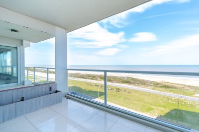 Apartamento ID.490/Moderno-Apartamento-sobre-playa-Brava-en-torre-Le-Parc,-cuenta-con-dos-dormitorios-más-dependencia-de-servicio.-Punta-del-Este - Moderno Apartamento sobre playa Brava en torre Le Parc, cuenta con dos dormitorios más dependencia de servicio. Punta del Este