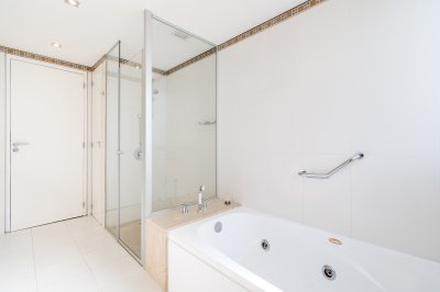 Apartamento ID.612/Venta-y-alquiler-de-departamento-con-tres-dormitorios-mas-dependencia-de-servicio-en-torre-Le-Parc-playa-Brava,-Punta-del-Este - Venta y alquiler de departamento con tres dormitorios mas dependencia de servicio en torre Le Parc playa Brava, Punta del Este