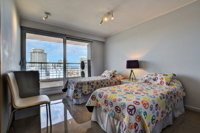 Apartamento ID.495/Moderno-apartamento-de-3-Dormitorios-y-Dependencia-Playa-Mansa - Moderno apartamento de 3 Dormitorios y Dependencia Playa Mansa