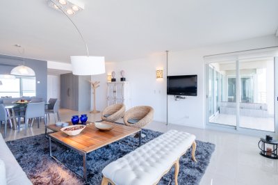 Apartamento ID.490/Moderno-Apartamento-sobre-playa-Brava-en-torre-Le-Parc,-cuenta-con-dos-dormitorios-más-dependencia-de-servicio.-Punta-del-Este - Moderno Apartamento sobre playa Brava en torre Le Parc, cuenta con dos dormitorios más dependencia de servicio. Punta del Este