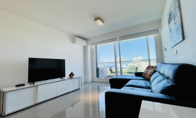 Venta y alquiler temporario de apartamento de un dormitorio en torre de categoría a pasos de Playa Brava