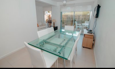 Oportunidad en Venta de Apartamento de planta baja con salida al jardín de tres dormitorios en Playa Montoya
