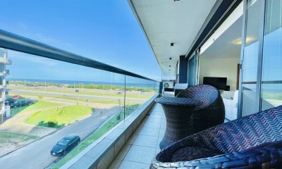 Apartamento de 2 Dormitorios y Parrillero Frente a Playa Brava, Punta del Este