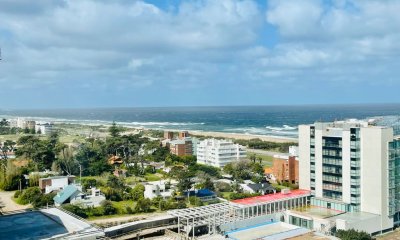 Alquiler temporario y venta de apartamento en torre de playa Brava con dos dormitorios