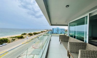Apartamento de 3 Dormitorios y Parrillero Frente al Mar, Playa Mansa