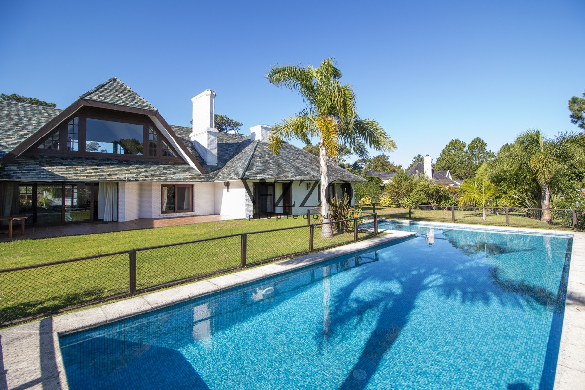Casa ID.652/Venta-de-Casa-de-4-Dormitorios-y-Piscina-con-gran-parque-en-Playa-Mansa,-Punta-del-Este - Venta de Casa de 4 Dormitorios y Piscina con gran parque en Playa Mansa, Punta del Este