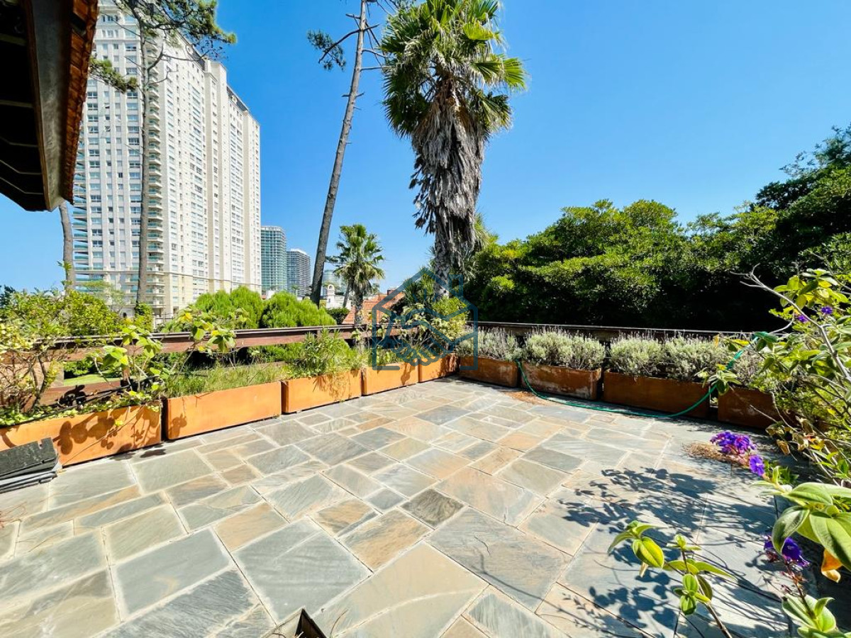 Casa ID.1472/Excelente-Casa-de-4-Dormitorios-en-Playa-Mansa---Punta-del-Este - Excelente Casa de 4 Dormitorios en Playa Mansa - Punta del Este