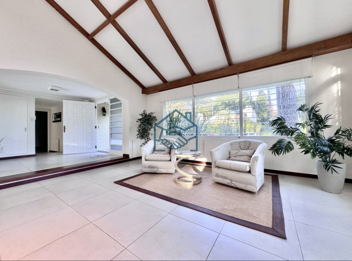 Casa ID.1500/Moderna-Casa-de-4-Dormitorios-en-Playa-Mansa-a-Pocas-Cuadras-del-Mar - Moderna Casa de 4 Dormitorios en Playa Mansa a Pocas Cuadras del Mar