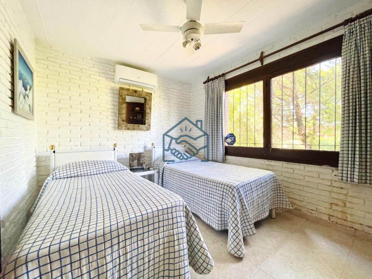 Casa ID.1472/Excelente-Casa-de-4-Dormitorios-en-Playa-Mansa---Punta-del-Este - Excelente Casa de 4 Dormitorios en Playa Mansa - Punta del Este