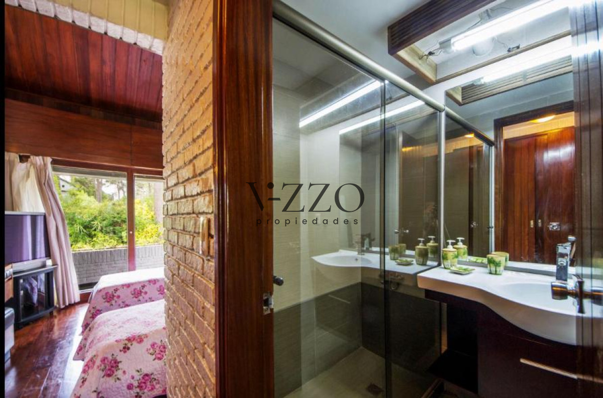 Casa ID.1094/Excelente-Casa-de-4-Dormitorios-en-Playa-Mansa,-Ideal-para-vivir-todo-el-año - Excelente Casa de 4 Dormitorios en Playa Mansa, Ideal para vivir todo el año