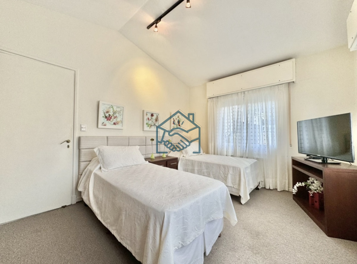 Casa ID.1506/Moderna-Casa-de-4-Dormitorios-en-Playa-Mansa-a-150-metros-del-Mar - Moderna Casa de 4 Dormitorios en Playa Mansa a 150 metros del Mar