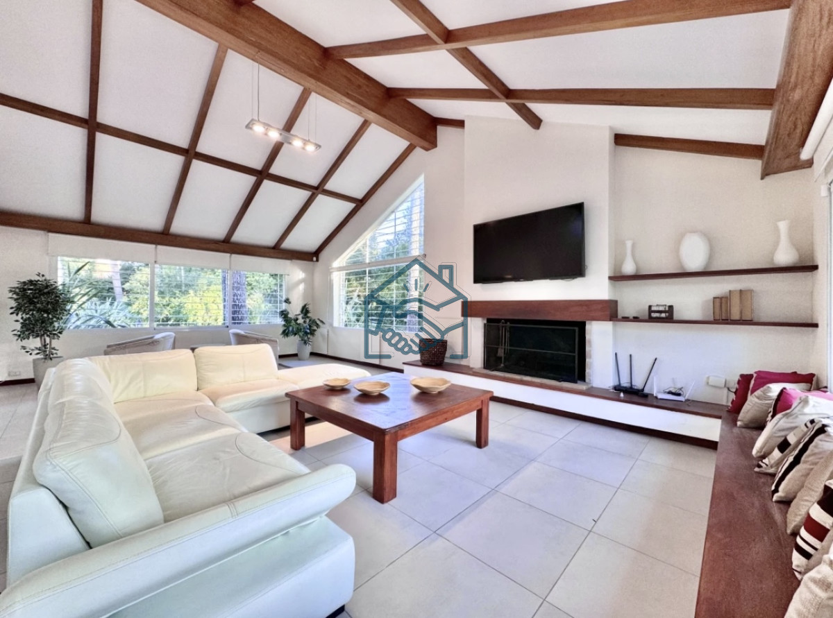 Casa ID.1500/Moderna-Casa-de-4-Dormitorios-en-Playa-Mansa-a-Pocas-Cuadras-del-Mar - Moderna Casa de 4 Dormitorios en Playa Mansa a Pocas Cuadras del Mar