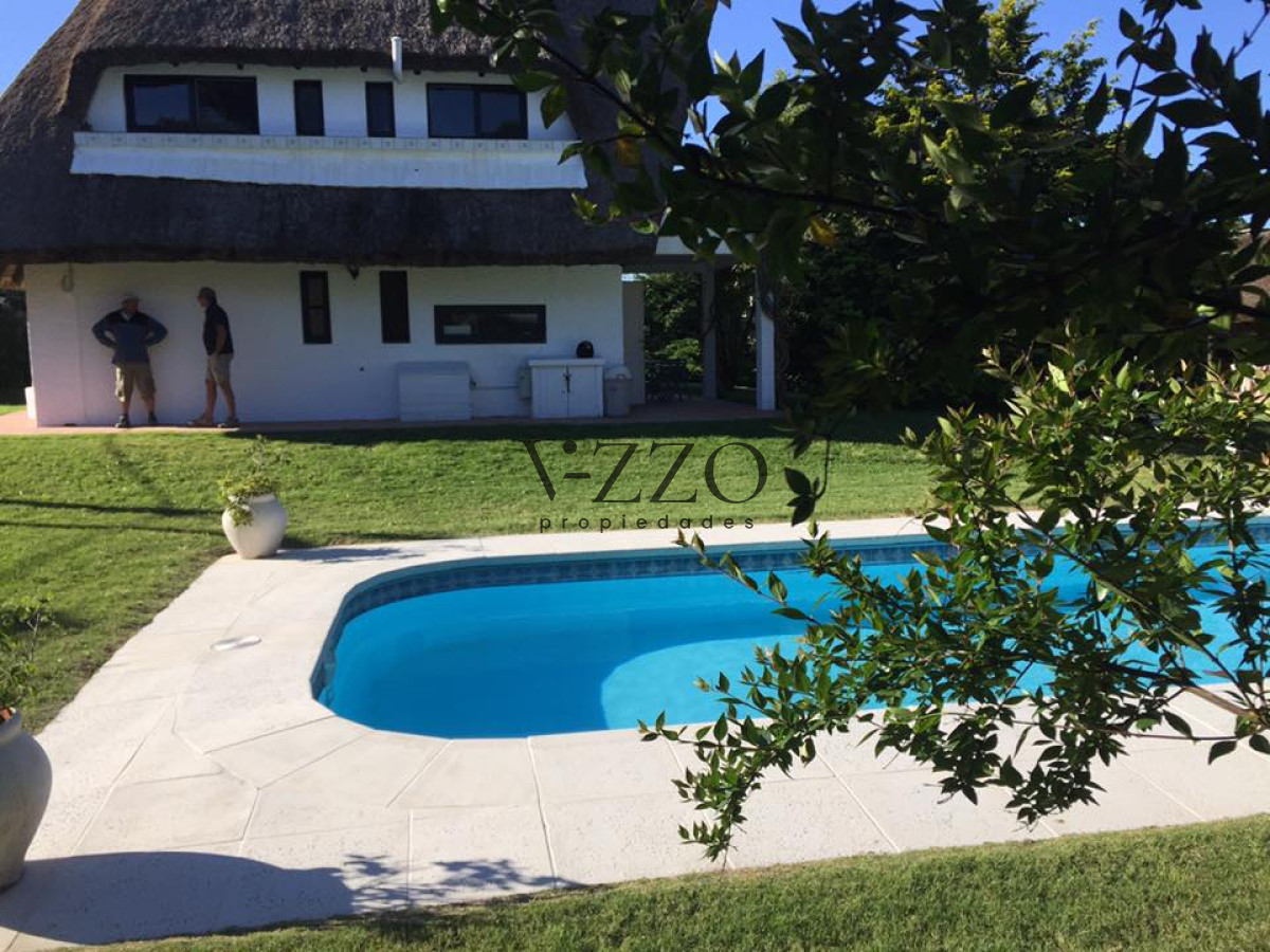 Casa ID.1112/Casa-de-3-Dormitorios-y-Piscina-en-Alquiler-Anual,-Rincón-del-Indio - Casa de 3 Dormitorios y Piscina en Alquiler Anual, Rincón del Indio