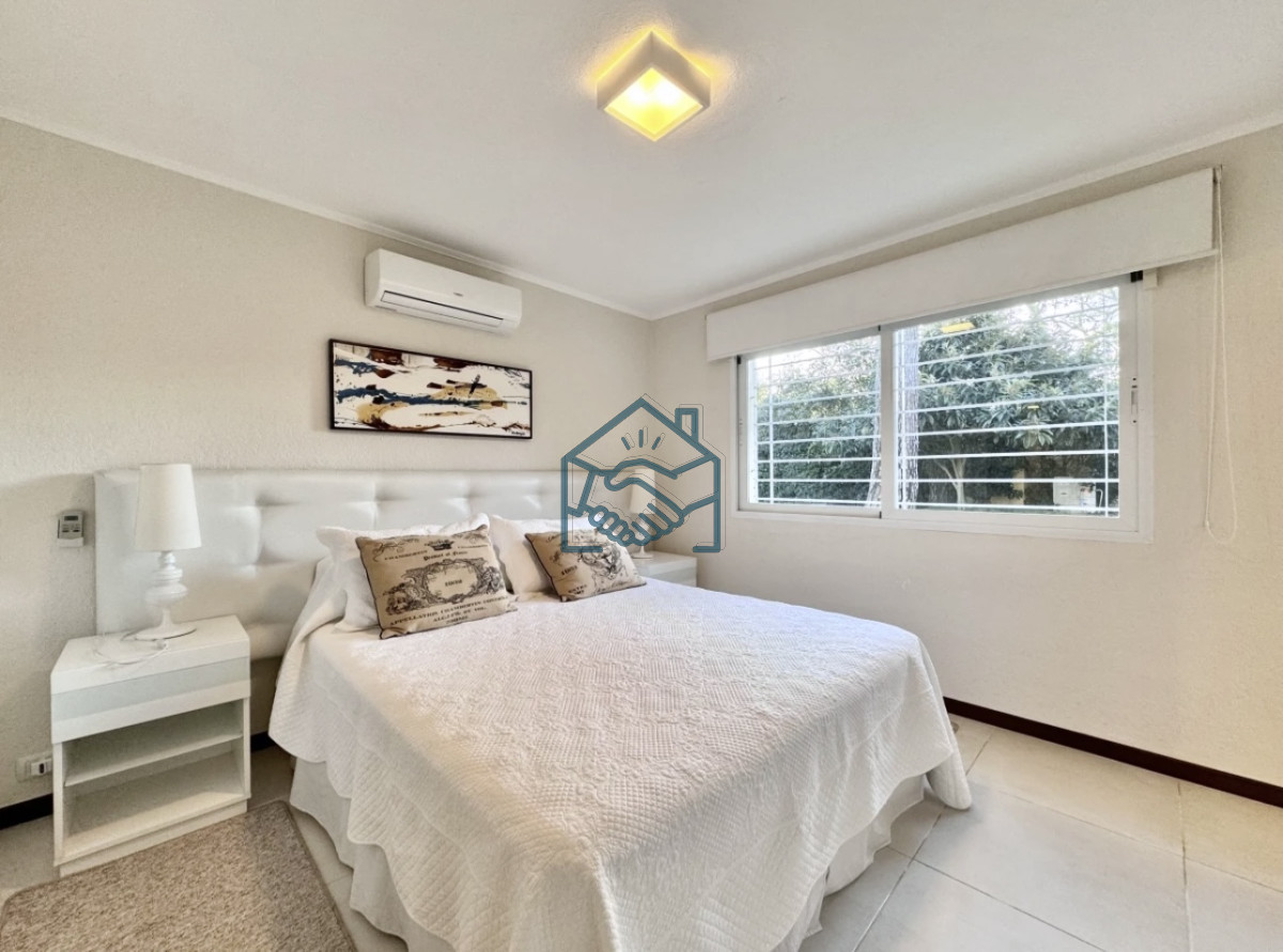 Casa ID.1500/Moderna-Casa-de-4-Dormitorios-en-Playa-Mansa-a-Pocas-Cuadras-del-Mar - Moderna Casa de 4 Dormitorios en Playa Mansa a Pocas Cuadras del Mar