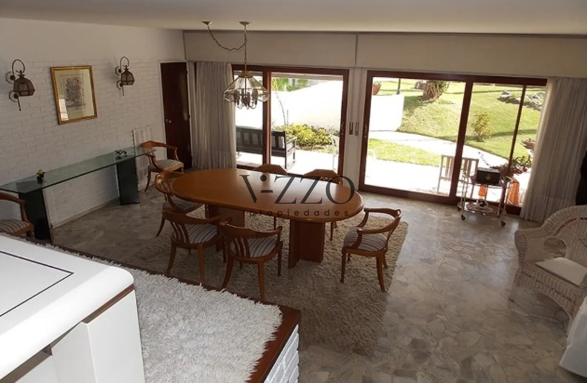 Casa ID.618/Excelente-Casa-de-4-Dormitorios-con-Piscina-en-Playa-Mansa,-Venta - Excelente Casa de 4 Dormitorios con Piscina en Playa Mansa, Venta