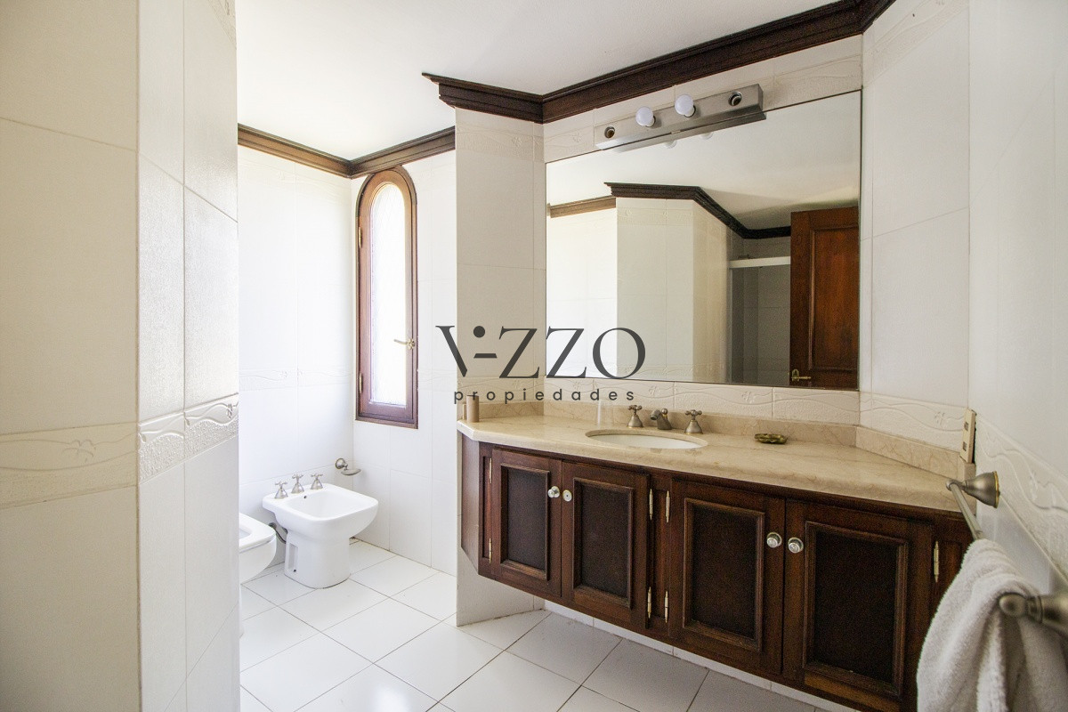 Casa ID.652/Venta-de-Casa-de-4-Dormitorios-y-Piscina-con-gran-parque-en-Playa-Mansa,-Punta-del-Este - Venta de Casa de 4 Dormitorios y Piscina con gran parque en Playa Mansa, Punta del Este