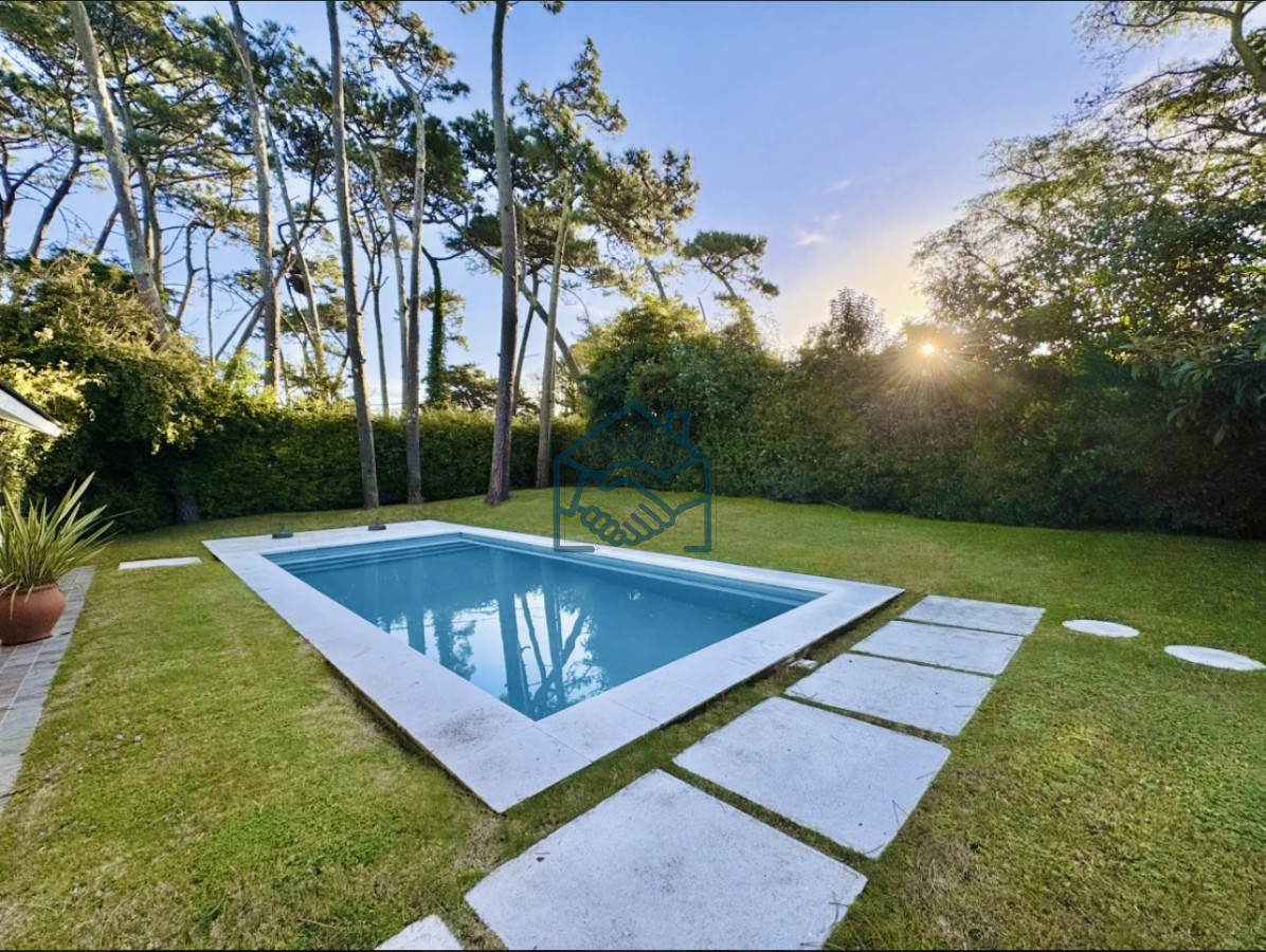 Casa ID.1500/Moderna-Casa-de-4-Dormitorios-en-Playa-Mansa-a-Pocas-Cuadras-del-Mar - Moderna Casa de 4 Dormitorios en Playa Mansa a Pocas Cuadras del Mar