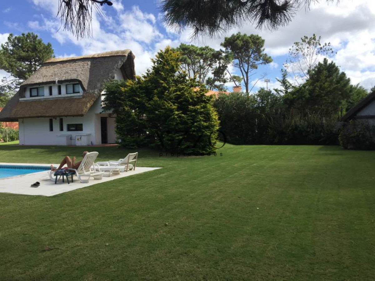 Casa ID.1112/Casa-de-3-Dormitorios-y-Piscina-en-Alquiler-Anual,-Rincón-del-Indio - Casa de 3 Dormitorios y Piscina en Alquiler Anual, Rincón del Indio