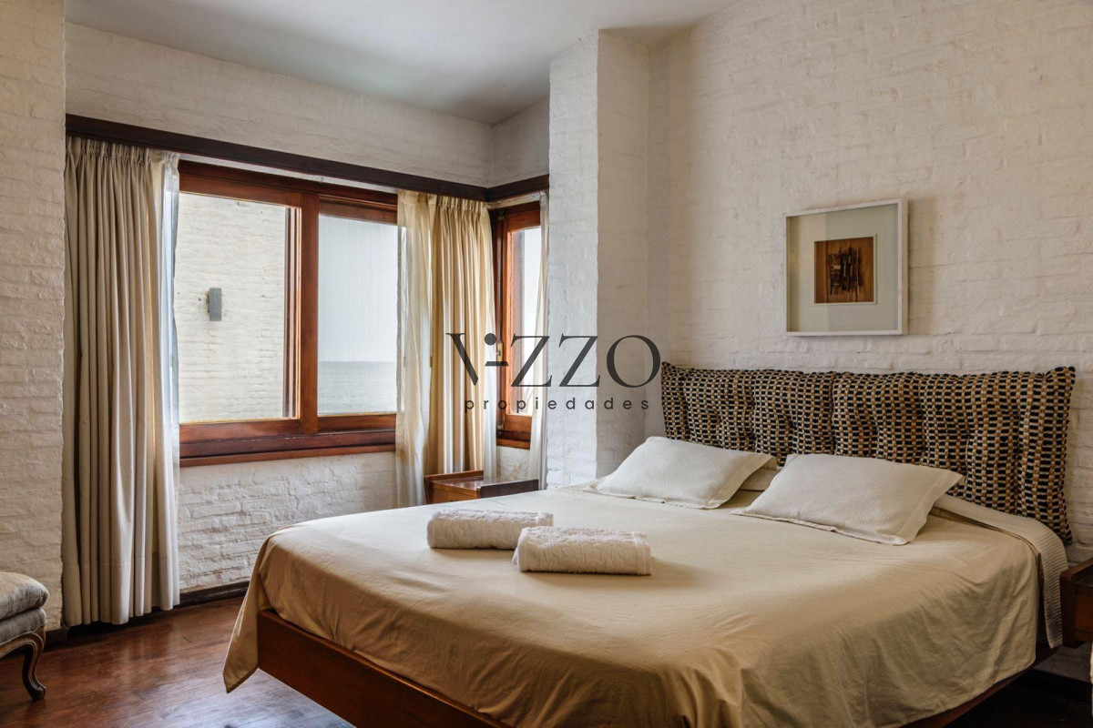 Casa ID.663/Gran-Casa-en-Venta-sobre-el-Mar-de-5-Dormitorios-y-Dependencia-en-Península,-Punta-del-Este - Gran Casa en Venta sobre el Mar de 5 Dormitorios y Dependencia en Península, Punta del Este