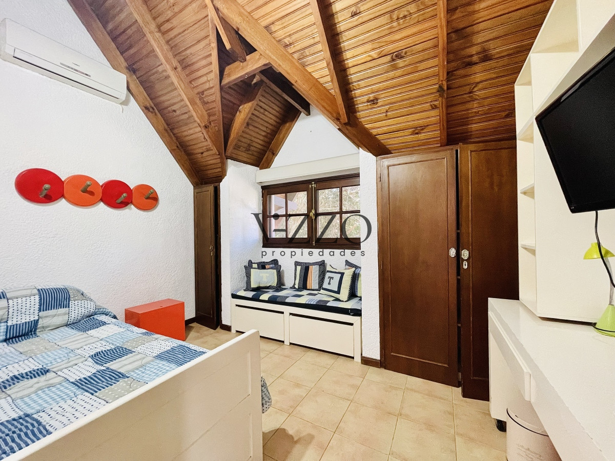Casa ID.494/Cómoda-Casa-de-5-Dormitorios-y-Piscina-Climatizada-en-Punta-del-Este - Cómoda Casa de 5 Dormitorios y Piscina Climatizada en Punta del Este