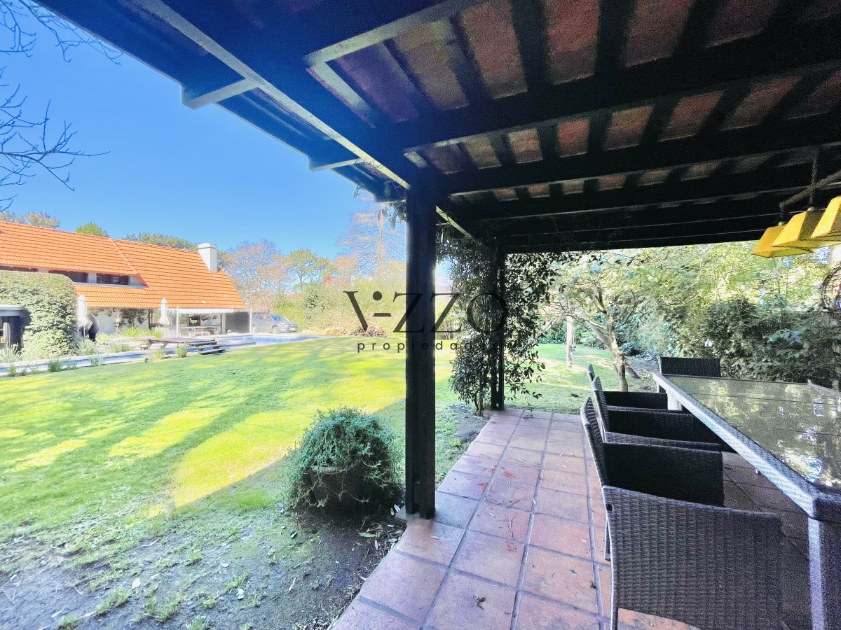 Casa ID.494/Cómoda-Casa-de-5-Dormitorios-y-Piscina-Climatizada-en-Punta-del-Este - Cómoda Casa de 5 Dormitorios y Piscina Climatizada en Punta del Este
