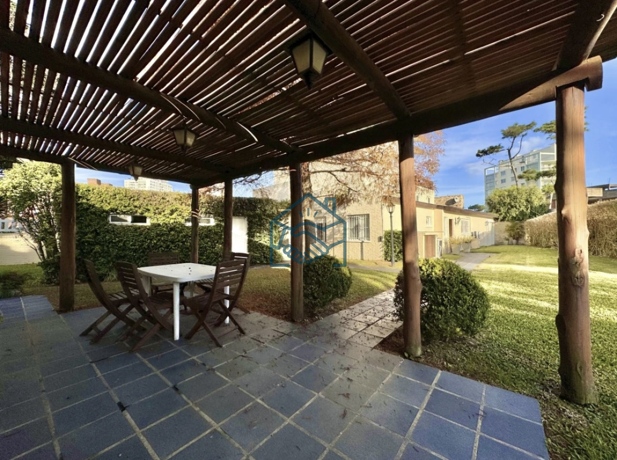 Casa ID.1506/Moderna-Casa-de-4-Dormitorios-en-Playa-Mansa-a-150-metros-del-Mar - Moderna Casa de 4 Dormitorios en Playa Mansa a 150 metros del Mar