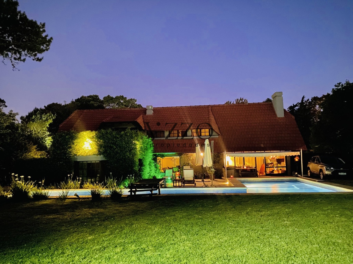 Casa ID.494/Cómoda-Casa-de-5-Dormitorios-y-Piscina-Climatizada-en-Punta-del-Este - Cómoda Casa de 5 Dormitorios y Piscina Climatizada en Punta del Este