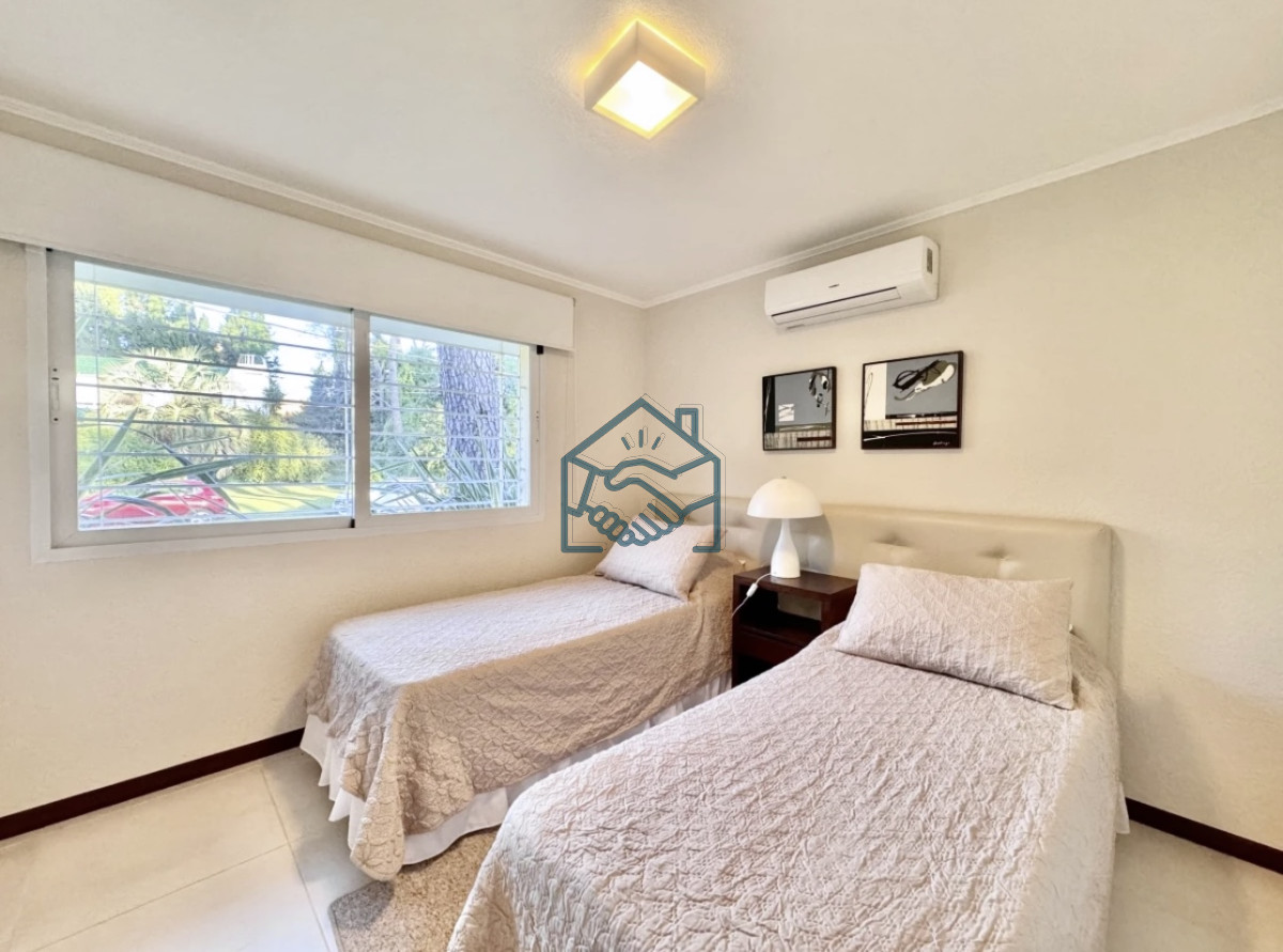 Casa ID.1500/Moderna-Casa-de-4-Dormitorios-en-Playa-Mansa-a-Pocas-Cuadras-del-Mar - Moderna Casa de 4 Dormitorios en Playa Mansa a Pocas Cuadras del Mar