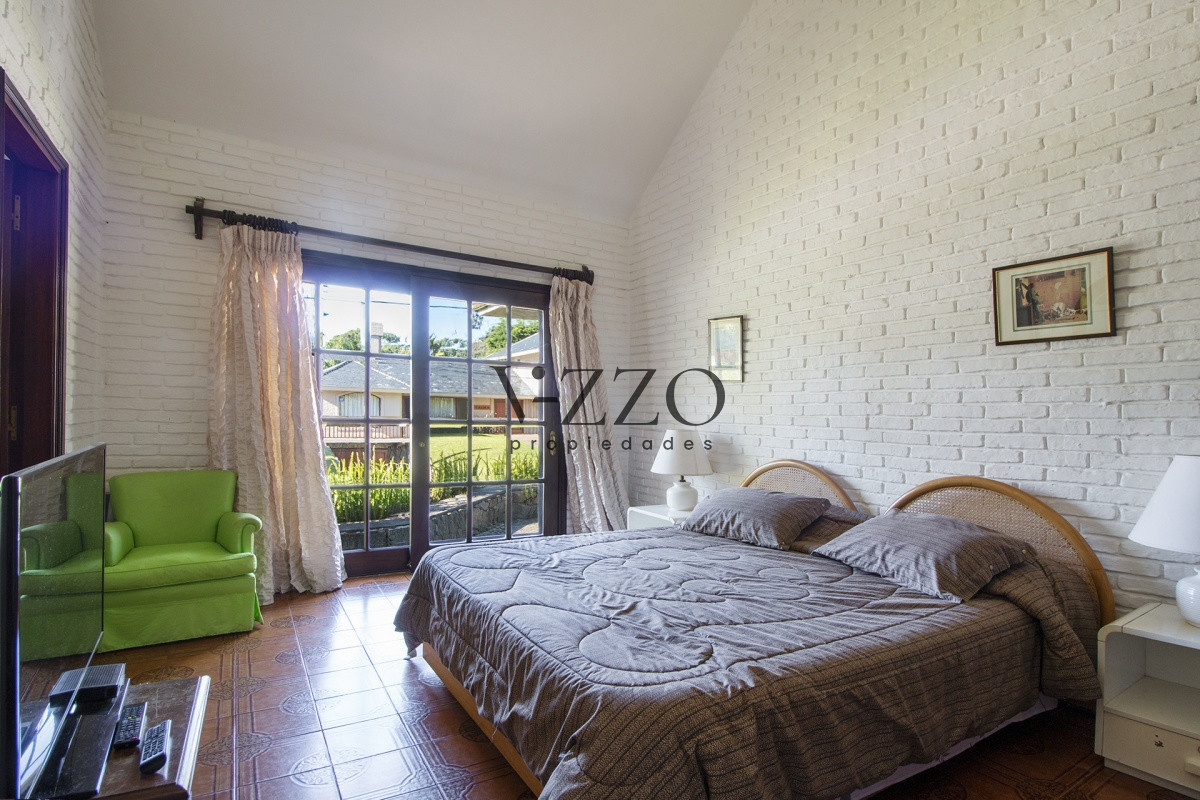 Casa ID.652/Venta-de-Casa-de-4-Dormitorios-y-Piscina-con-gran-parque-en-Playa-Mansa,-Punta-del-Este - Venta de Casa de 4 Dormitorios y Piscina con gran parque en Playa Mansa, Punta del Este