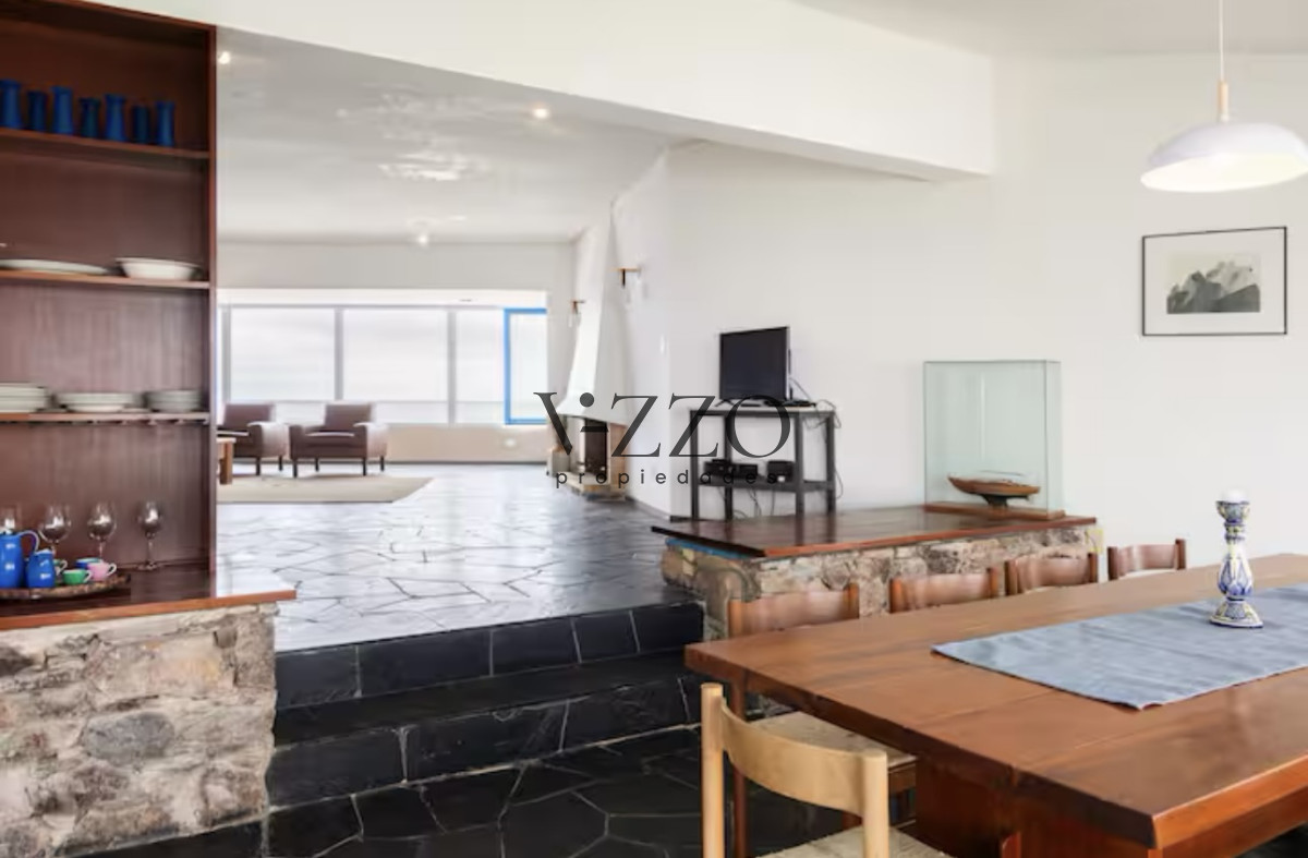 Casa ID.663/Gran-Casa-en-Venta-sobre-el-Mar-de-5-Dormitorios-y-Dependencia-en-Península,-Punta-del-Este - Gran Casa en Venta sobre el Mar de 5 Dormitorios y Dependencia en Península, Punta del Este