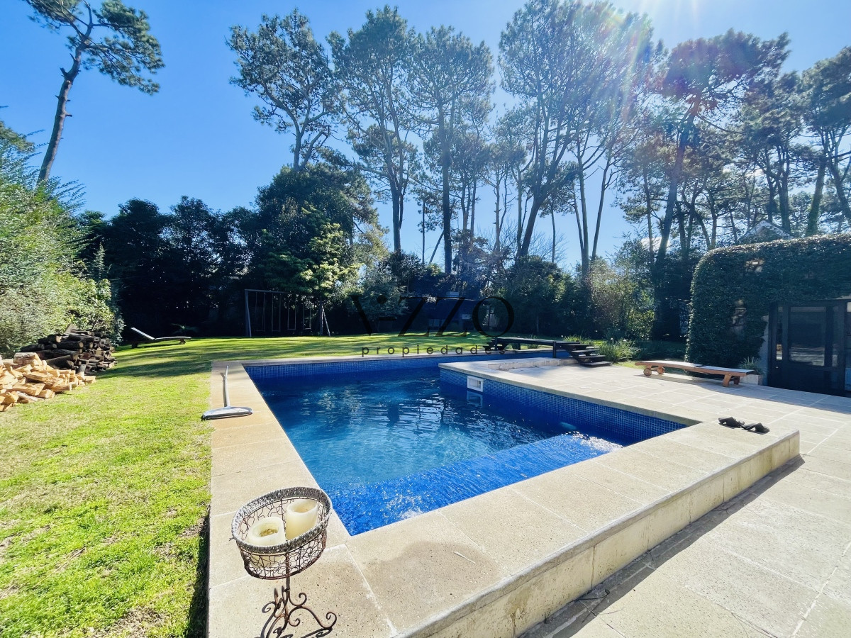 Casa ID.494/Cómoda-Casa-de-5-Dormitorios-y-Piscina-Climatizada-en-Punta-del-Este - Cómoda Casa de 5 Dormitorios y Piscina Climatizada en Punta del Este