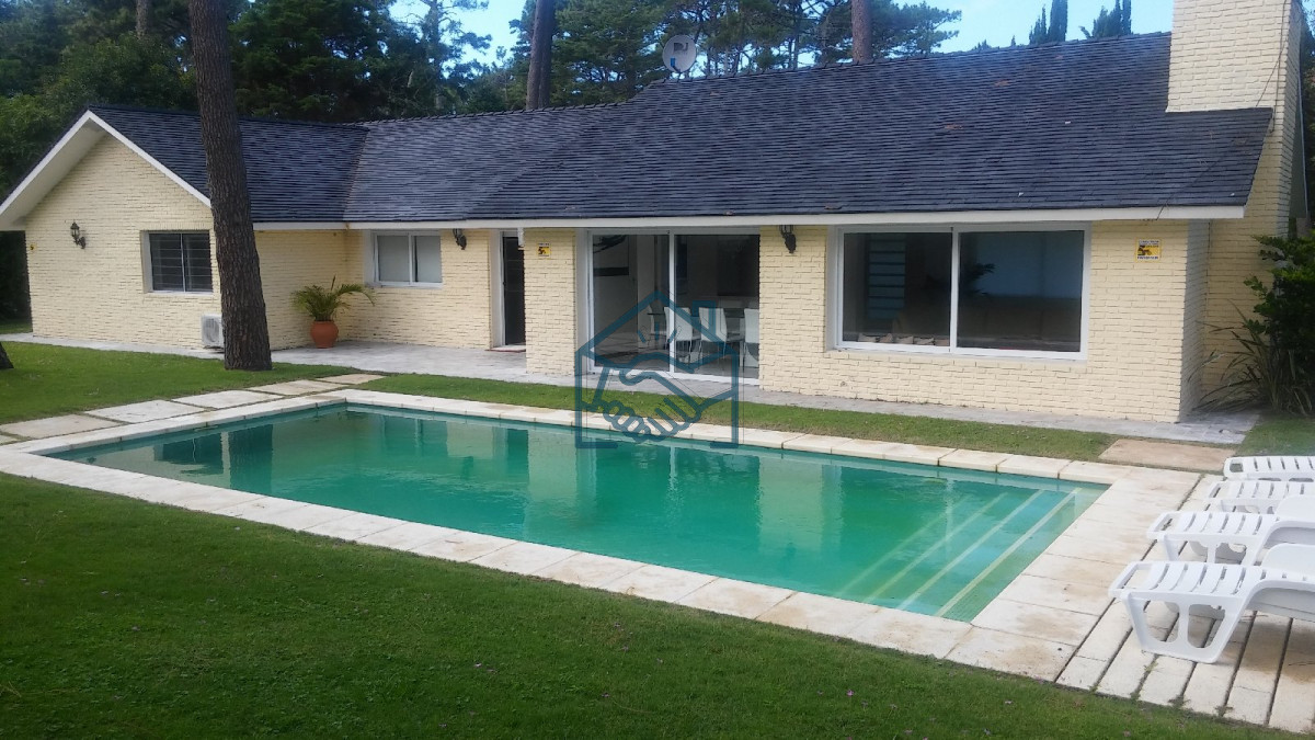 Casa ID.1500/Moderna-Casa-de-4-Dormitorios-en-Playa-Mansa-a-Pocas-Cuadras-del-Mar - Moderna Casa de 4 Dormitorios en Playa Mansa a Pocas Cuadras del Mar