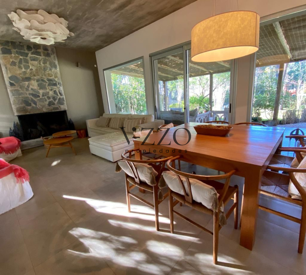 Casa ID.1090/Venta-y-alquiler-de-maravillosa-casa-de-cuatro-dormitorios-en-barrio-privado,-Playa-Brava,-Punta-del-Este - Venta y alquiler de maravillosa casa de cuatro dormitorios en barrio privado, Playa Brava, Punta del Este