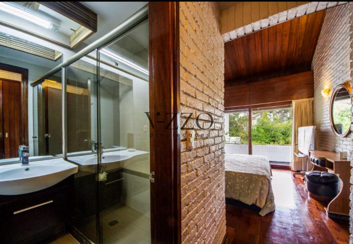 Casa ID.1094/Excelente-Casa-de-4-Dormitorios-en-Playa-Mansa,-Ideal-para-vivir-todo-el-año - Excelente Casa de 4 Dormitorios en Playa Mansa, Ideal para vivir todo el año