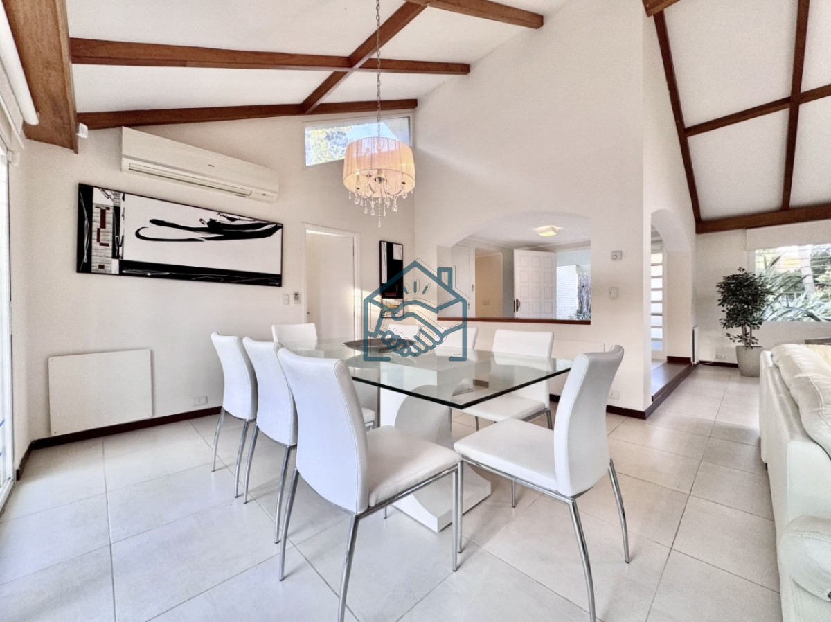 Casa ID.1500/Moderna-Casa-de-4-Dormitorios-en-Playa-Mansa-a-Pocas-Cuadras-del-Mar - Moderna Casa de 4 Dormitorios en Playa Mansa a Pocas Cuadras del Mar