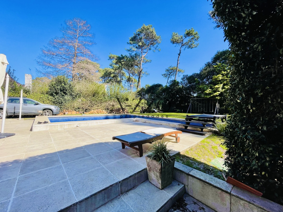 Casa ID.494/Cómoda-Casa-de-5-Dormitorios-y-Piscina-Climatizada-en-Punta-del-Este - Cómoda Casa de 5 Dormitorios y Piscina Climatizada en Punta del Este