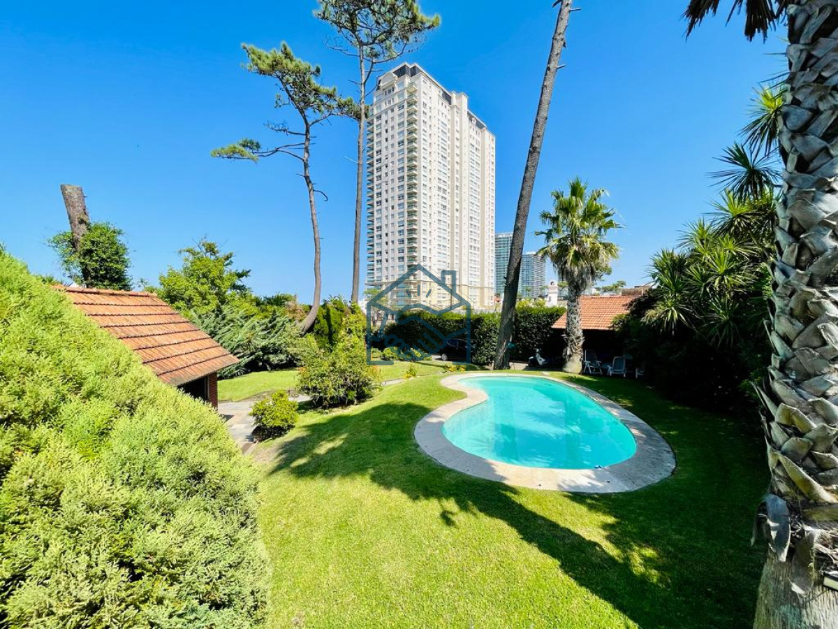 Casa ID.1472/Excelente-Casa-de-4-Dormitorios-en-Playa-Mansa---Punta-del-Este - Excelente Casa de 4 Dormitorios en Playa Mansa - Punta del Este