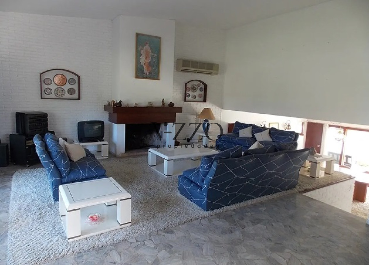 Casa ID.618/Excelente-Casa-de-4-Dormitorios-con-Piscina-en-Playa-Mansa,-Venta - Excelente Casa de 4 Dormitorios con Piscina en Playa Mansa, Venta
