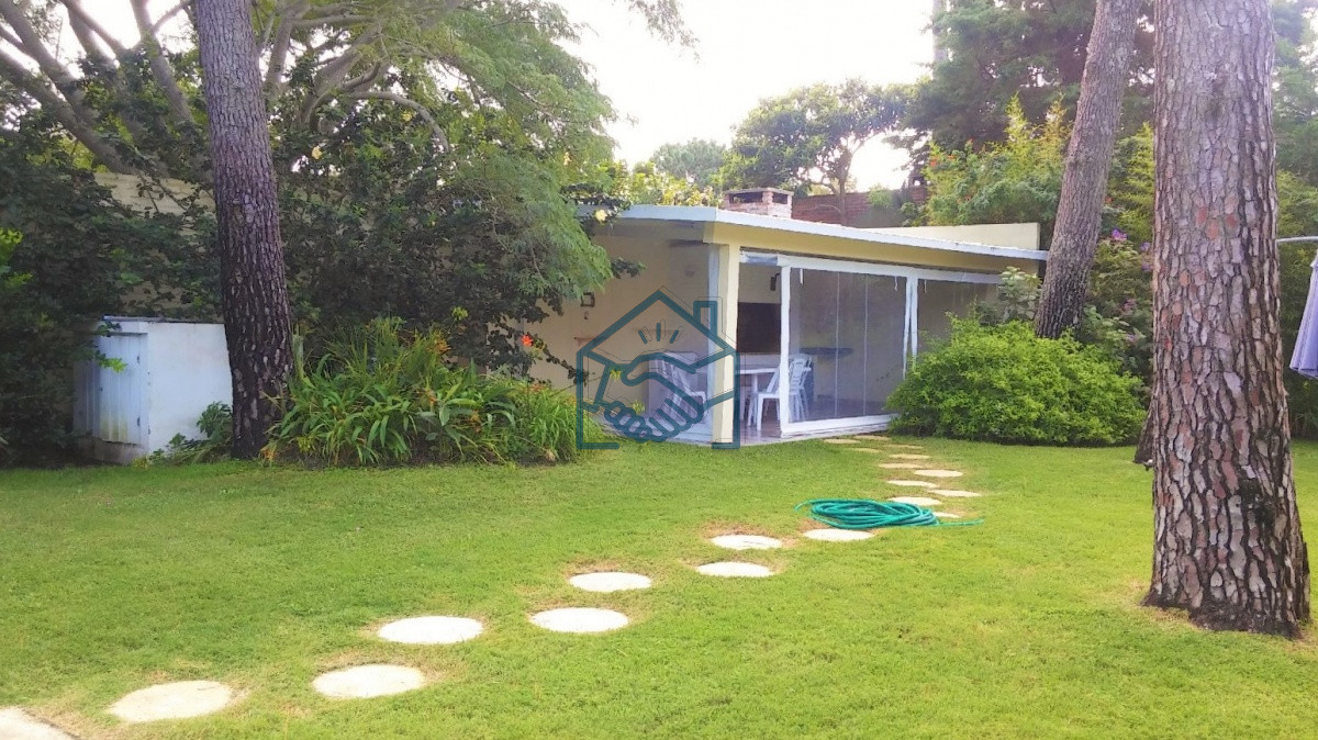 Casa ID.1500/Moderna-Casa-de-4-Dormitorios-en-Playa-Mansa-a-Pocas-Cuadras-del-Mar - Moderna Casa de 4 Dormitorios en Playa Mansa a Pocas Cuadras del Mar