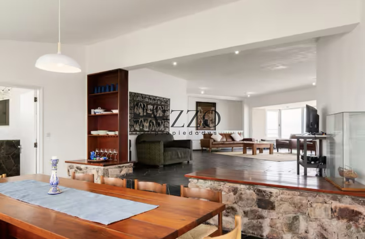 Casa ID.663/Gran-Casa-en-Venta-sobre-el-Mar-de-5-Dormitorios-y-Dependencia-en-Península,-Punta-del-Este - Gran Casa en Venta sobre el Mar de 5 Dormitorios y Dependencia en Península, Punta del Este