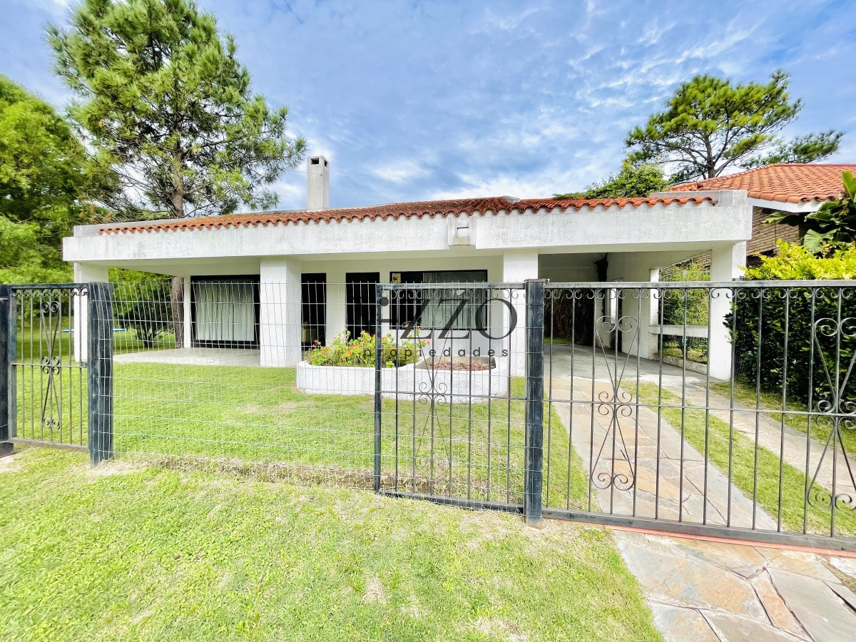 Casa ID.530/Casa-de-4-Dormitorios,-Parrillero-y-Piscina-a-pocos-metros-del-Mar---Playa-Mansa - Casa de 4 Dormitorios, Parrillero y Piscina a pocos metros del Mar - Playa Mansa