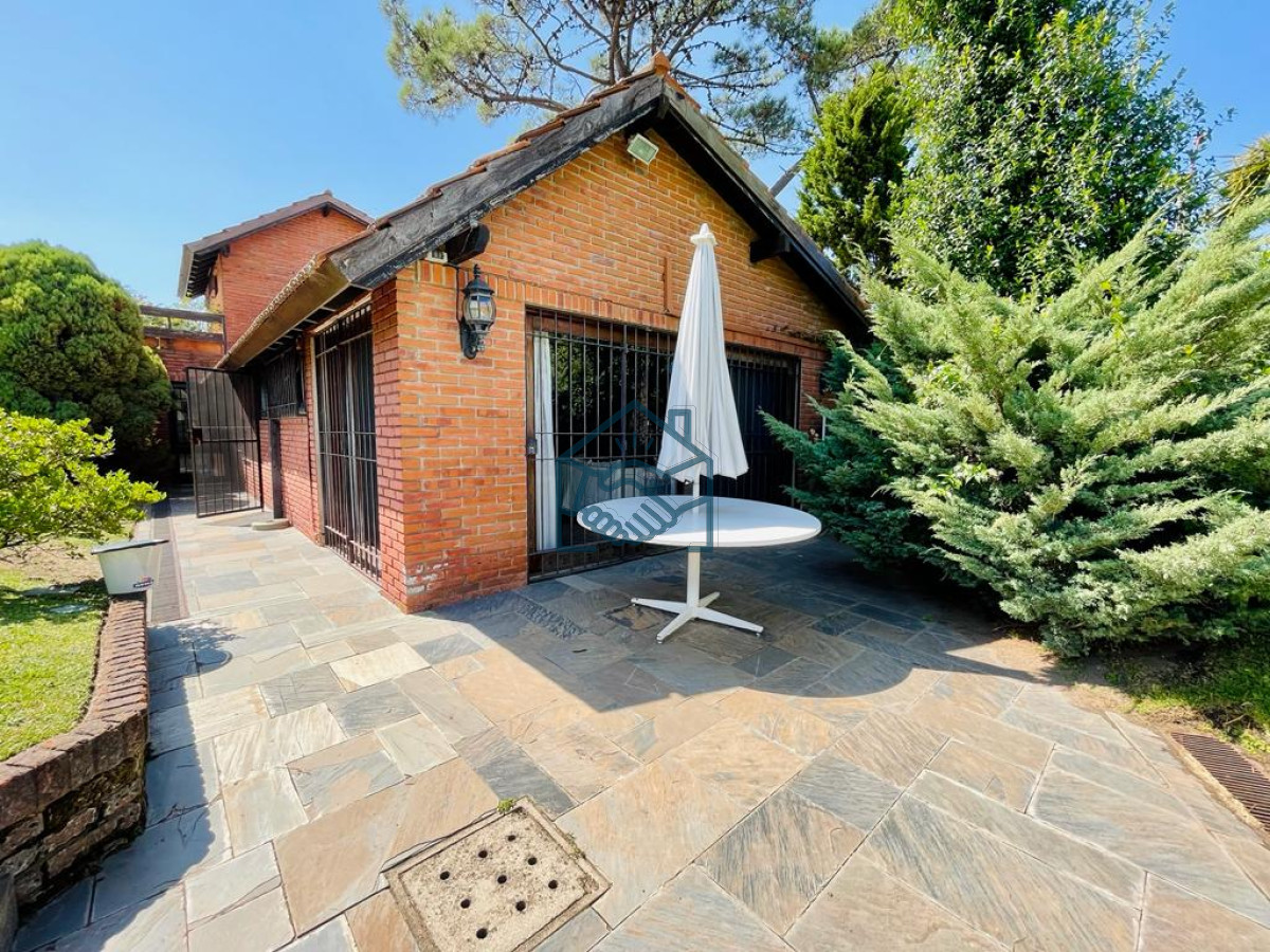 Casa ID.1472/Excelente-Casa-de-4-Dormitorios-en-Playa-Mansa---Punta-del-Este - Excelente Casa de 4 Dormitorios en Playa Mansa - Punta del Este