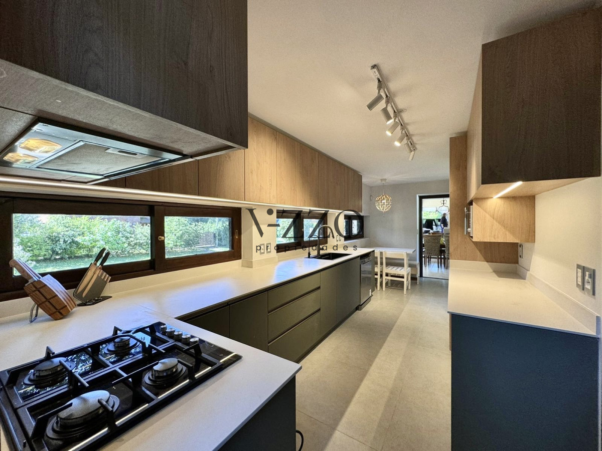 Casa ID.494/Cómoda-Casa-de-5-Dormitorios-y-Piscina-Climatizada-en-Punta-del-Este - Cómoda Casa de 5 Dormitorios y Piscina Climatizada en Punta del Este