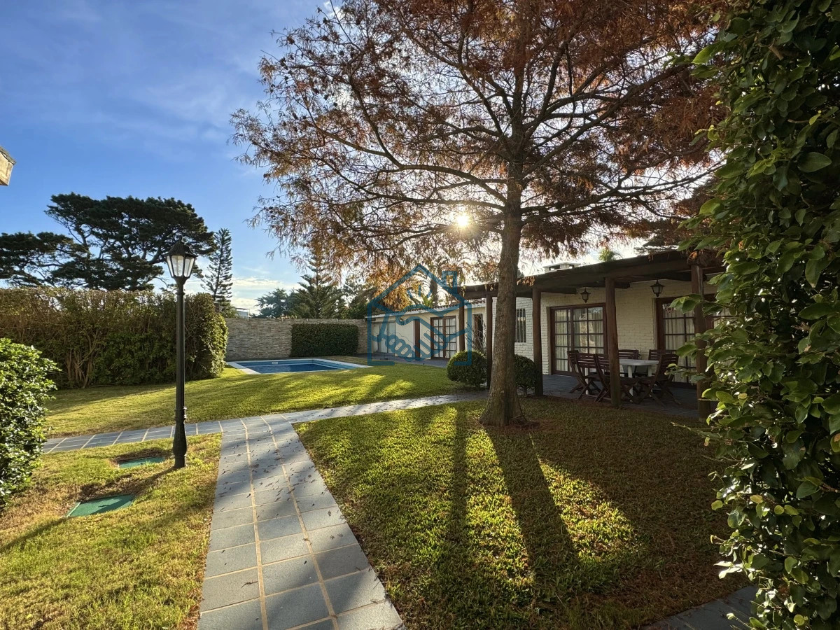 Casa ID.1506/Moderna-Casa-de-4-Dormitorios-en-Playa-Mansa-a-150-metros-del-Mar - Moderna Casa de 4 Dormitorios en Playa Mansa a 150 metros del Mar