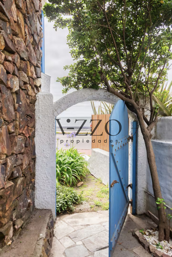 Casa ID.663/Gran-Casa-en-Venta-sobre-el-Mar-de-5-Dormitorios-y-Dependencia-en-Península,-Punta-del-Este - Gran Casa en Venta sobre el Mar de 5 Dormitorios y Dependencia en Península, Punta del Este