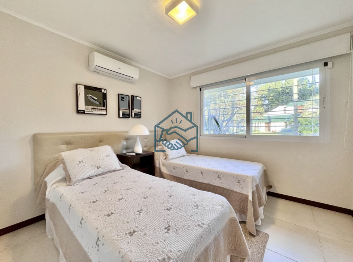 Casa ID.1500/Moderna-Casa-de-4-Dormitorios-en-Playa-Mansa-a-Pocas-Cuadras-del-Mar - Moderna Casa de 4 Dormitorios en Playa Mansa a Pocas Cuadras del Mar