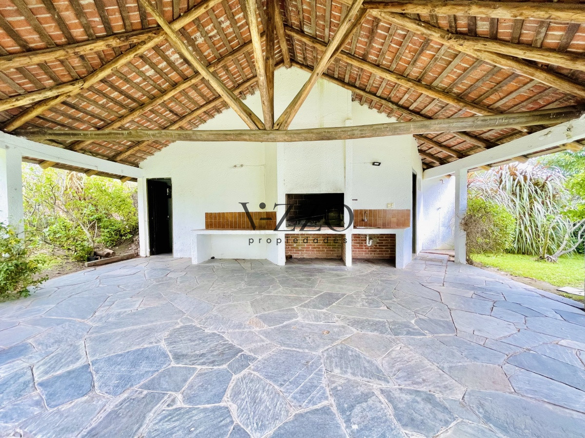 Casa ID.530/Casa-de-4-Dormitorios,-Parrillero-y-Piscina-a-pocos-metros-del-Mar---Playa-Mansa - Casa de 4 Dormitorios, Parrillero y Piscina a pocos metros del Mar - Playa Mansa