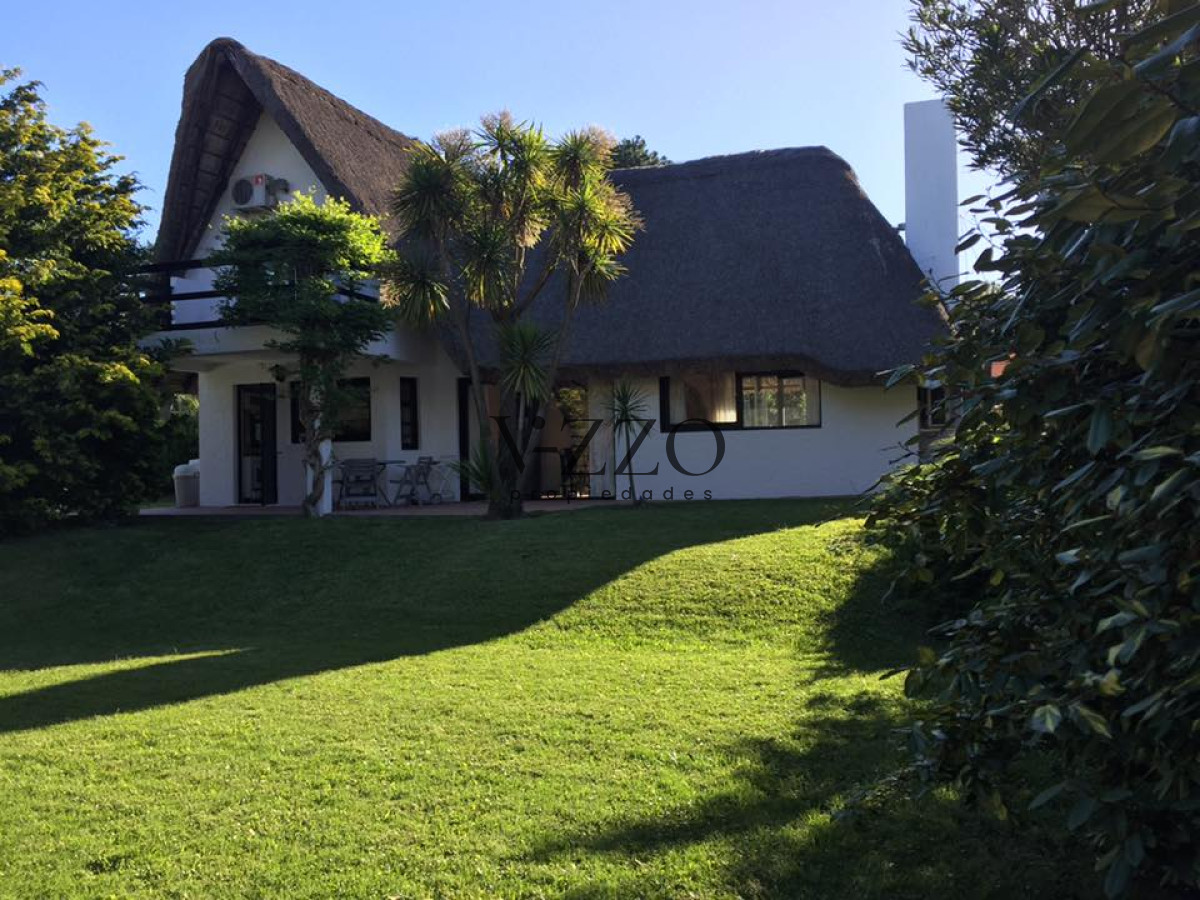 Casa ID.1112/Casa-de-3-Dormitorios-y-Piscina-en-Alquiler-Anual,-Rincón-del-Indio - Casa de 3 Dormitorios y Piscina en Alquiler Anual, Rincón del Indio