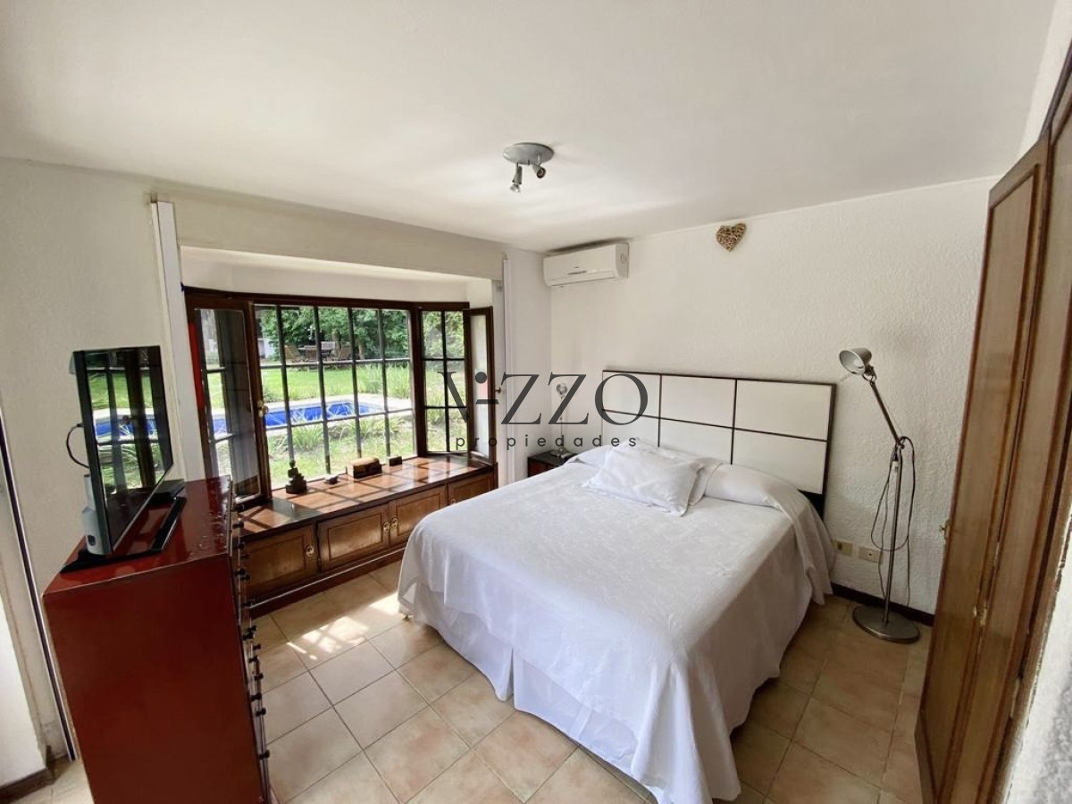 Casa ID.494/Cómoda-Casa-de-5-Dormitorios-y-Piscina-Climatizada-en-Punta-del-Este - Cómoda Casa de 5 Dormitorios y Piscina Climatizada en Punta del Este